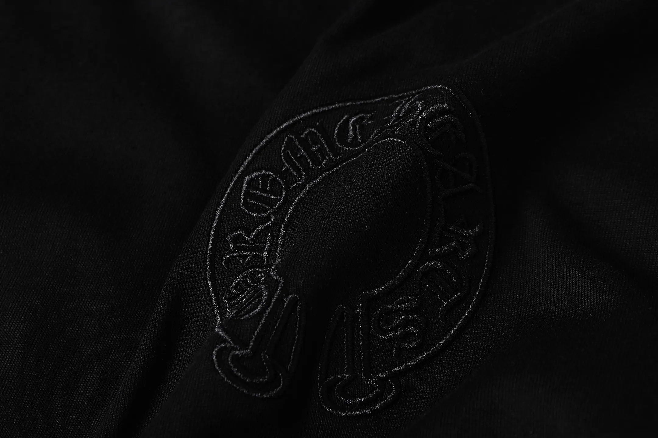 P160 Chrome Hearts CH Chrome Hearts Heavy Industry patch embroidered cross ✝️Short-sleeved T-shirt Use imported Tajima machine embroidery Correctly configured Black 2025 Chrome Hearts nylon bag authentic packaging 260 grams of custom-dyed double-yarn cotton Large version Loose and stylish Differentiated from low version slim and long version The upper body pulls the hips 100% commitment: top quality Do not make fast food The highest version on the market Top quality - different from those ordinary versions on the market If you care about quality, you should also respect the price. Absolutely 0 after-sales service and 0 return rate so far. It’s hard not to love the style - 260g custom-dyed double yarn fabric - Correct high-density main mark, washed tag, hand-sewn